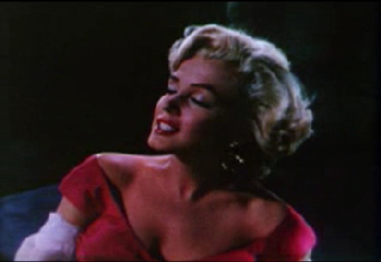File:Monroe sings from the trailer of Niagra 2.jpg