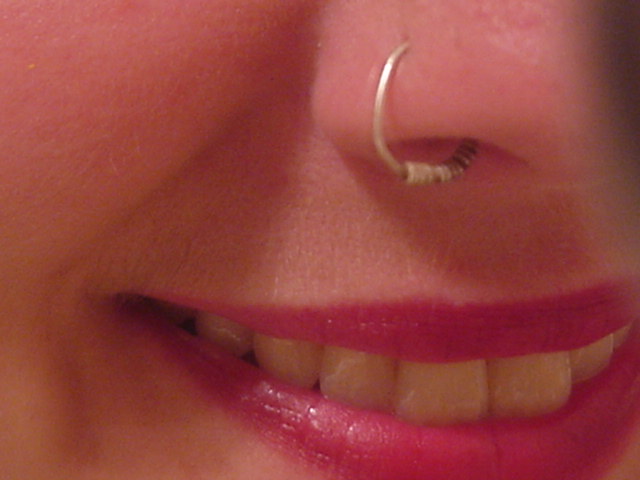File:Piercing-nostril.jpg