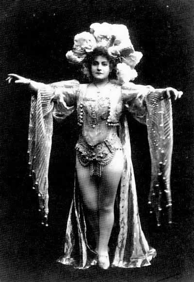 File:Marie Loftus costume 1897.jpg