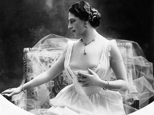 Mata-hari-in-a-white-dress.jpg