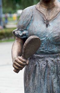 Laundry beater in the hand of a washerwoman, sculpture by Manon Bertrand (2005).