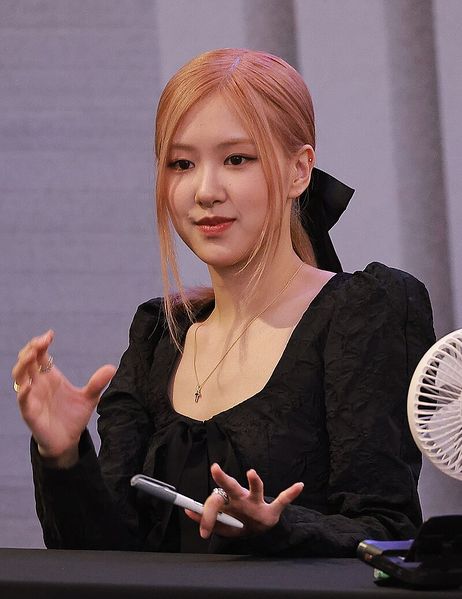File:Rosé at a fan signing event on September 25, 2022 (cropped).jpg